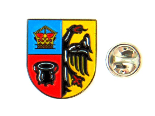 Wappen mit vierfarbigem Schild, schwarzem Helm und rotem Topf, daneben eine silberne Münze.