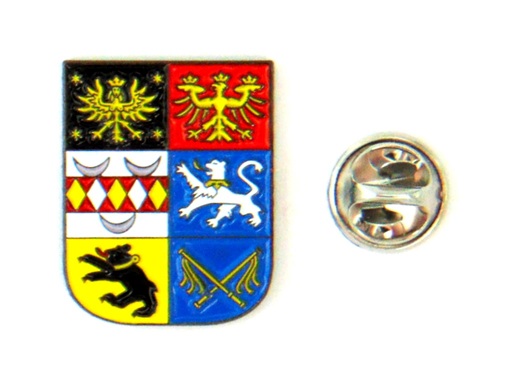 Wappen mit vier Feldern und Löwen, Adler, Schachbrett, Pferd sowie gekreuzten Schwertern, daneben runde Münze.