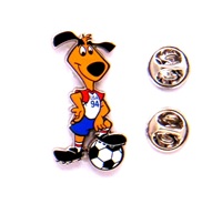 Cartoon-Figur mit Fußball und Trikot, daneben drei runde Abzeichen mit Motiven auf weißem Hintergrund.