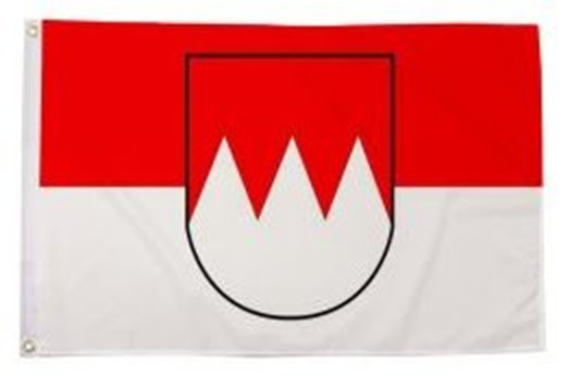 Rote und weiße Flagge mit schwarzem Rand und stilisiertem weißen Wappen mit drei Zacken.