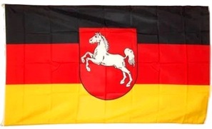 Deutsche Flagge mit schwarzem, rotem und gelbem Streifen und springendem weißen Pferd im Wappen.