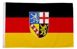 Deutsche Flagge mit Wappen in der Mitte, schwarz-rot-gold, rechteckig und leicht gefaltet.