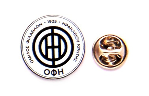 Zwei Abzeichen: rundes Emblem mit Buchstaben und Hufeisen, daneben goldenes rundes Logo mit Flammen.