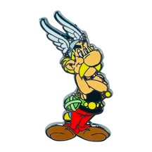 Gelber Cartoon-Vogel mit Flügeln, trägt Helm und Rucksack, sitzt auf einem Bein, weißer Hintergrund.